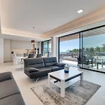 Luxury Beachfront 3br In Nereidas With Pools Gym Apartamento Torremolinos