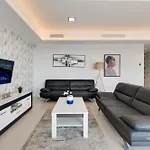 Apartamento Luxury Beachfront 3br In Nereidas With Pools Gym